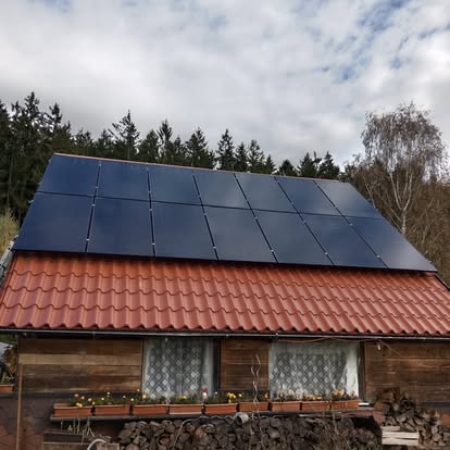 Solární panely na střeše domu